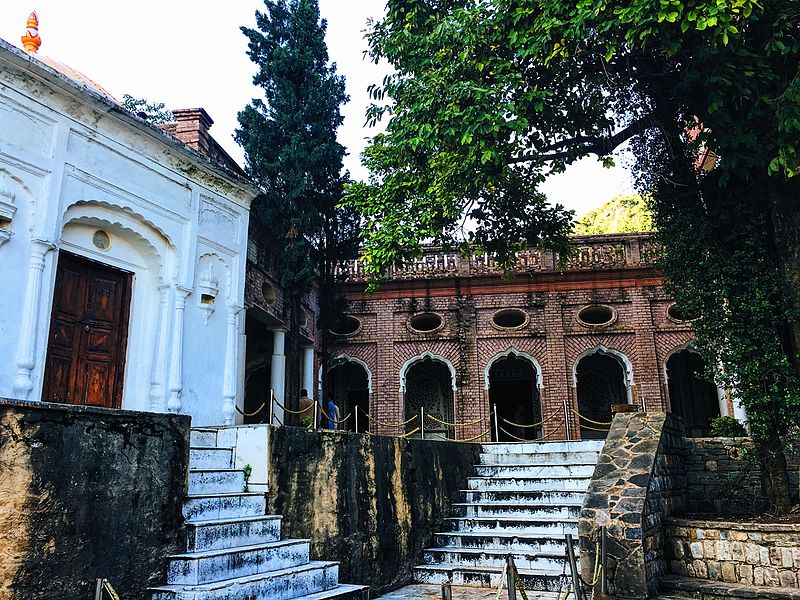 File:Where two staircases meet.jpg