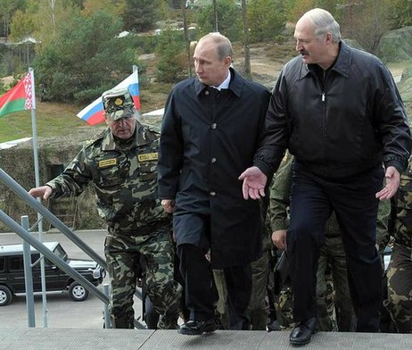 Lukashenko and Putin at the Russian-Belarusian strategic military exercises in 2013