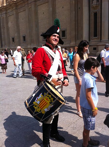 File:Zaragoza - Turistas y Figurantes vestidos de soldados de la Guerra de la Independencia 07.jpg