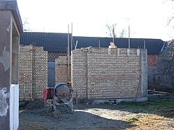 Den nye ortodokse kirke under opførelse.