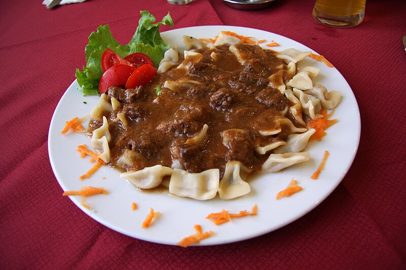 File:Zlikrofi with gulasch.jpg