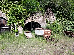 Scène à l'ancienne usine de grillage de minerai de fer de Corneilla-de-Conflent, aujourd'hui abandonnée.