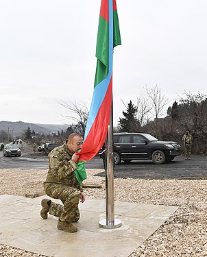 Ozarbayjon Prezidenti Ilhom Aliyev Zangilan tumanida bayroqni ko'tarib chiqdi
