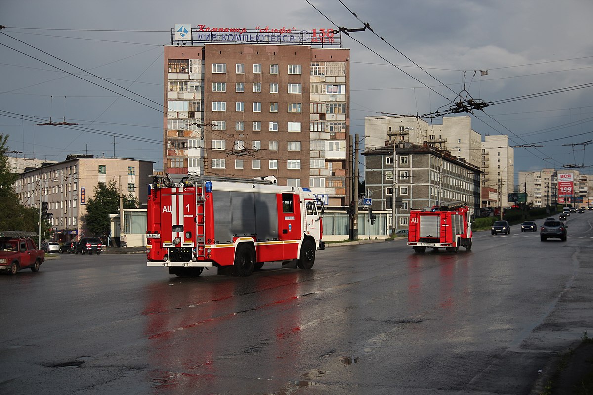 Файл:Пожарные автомобили в Мурманске.JPG — Википедия