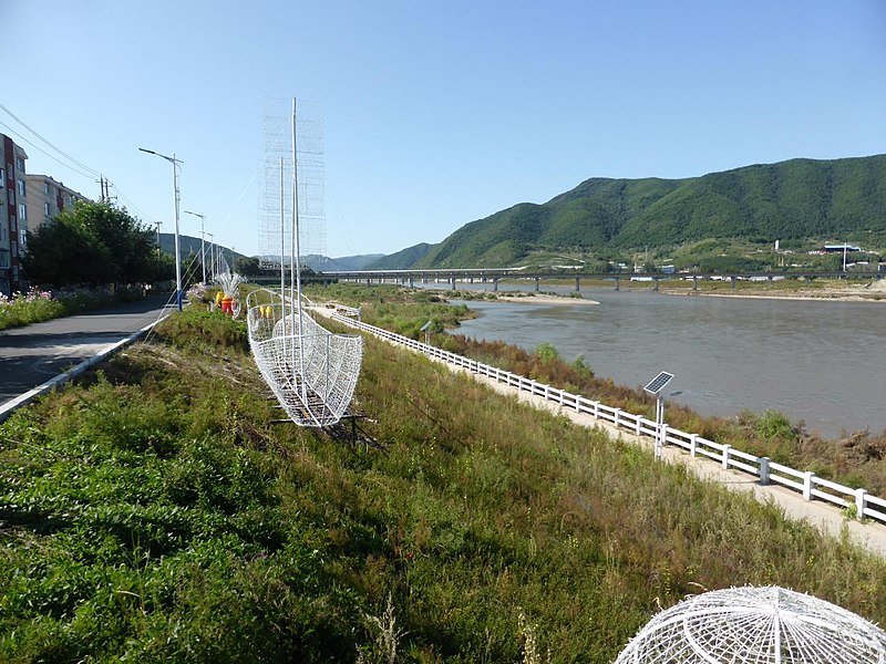 File:一番奥に見える橋は高鐵橋.jpg