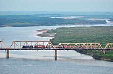 国际客运列车在图们江铁路桥上行驶，离开朝鲜进入俄罗斯 - panoramio.jpg