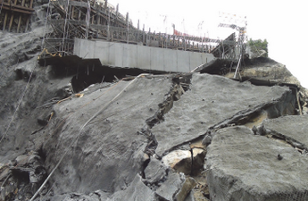 芙谷峩桥施工中边坡坍塌状况。