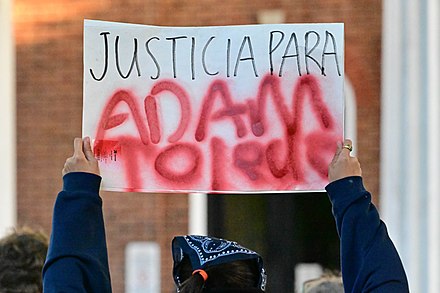 Sign reading, "Justicia para Adam Toledo", calling for justice for Adam Toledo in April 2021.