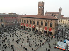 Un primo gruppo di persone si raduna in Piazza Maggiore nel giorno del funerale di Lucio Dalla