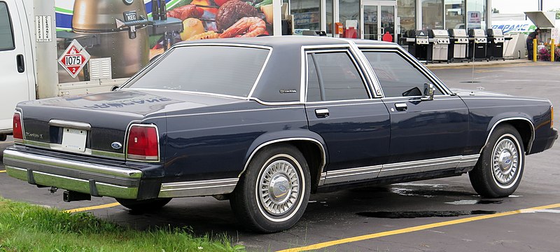 File:1989 Ford LTD Crown Victoria LX in Twilight Blue Clearcoat Metallic, Rear Right, 08-29-2022.jpg