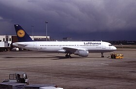 D-AIPN, l'Airbus A320 impliqué dans l'accident, ici à l'aéroport de Londres Heathrow en avril 1990