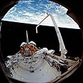 Уїнстон Скотт під час виходу у відкритий космос 2.