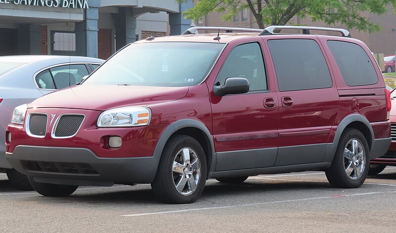 File:2005 Pontiac Montana SV6 1SB, front left, 07-17-2023.jpg