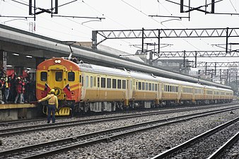 EMU100型電聯車環島接力專列駛入花蓮站