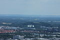 nur Ausschnitt mit Windrad auf dem Müllberg und den Faultürmen des Klärwerks Großlappen und Blick bis zum Horizont