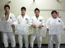 Таканори Нагасэ (слева) после победы на чемпионате Японии среди студентов (2013)