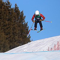 Hou Haoyi beim Team-Ski-Snowboard-Cross-Wettbewerb