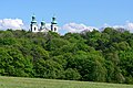 20200502 Wieże kościoła na Bielanach w Krakowie ponad Lasem Wolskim 1518 1660.jpg