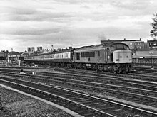 D51 (45 102) der British Rail verlässt im April 1983 mit einem Reisezug nach Liverpool Lime Street den Bahnhof York