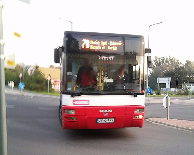 A 7B busz kanyarodik a Madách liget felé