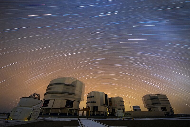 File:A Stream of Stars over Paranal.jpg