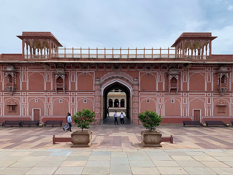 File:A gate in Jaipur city palace looking out to the Mubaraq Mahal.jpg