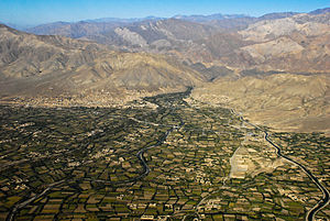 Panjshir.jpg yaqinidagi Parvan viloyatidagi Charikarning havodan ko'rinishi