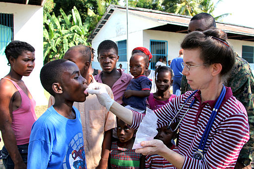 Aid worker gives medicine to Haitian child in Léogâne 2010-01-24
