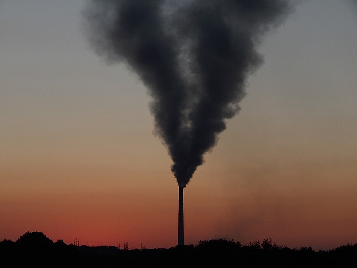 Air pollution from Ladyzyn thermal power plant.jpg