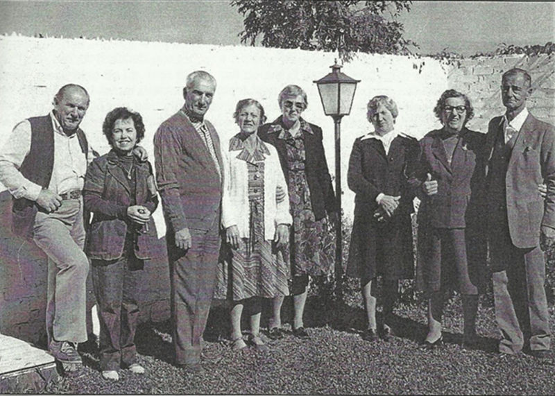 File:Alcides Longhi e familiares.jpg