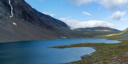 Alep Njoatsosjávrre - vy mot väster med Vássjábákte till vänster.