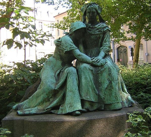 Statue in the Place Maginot in Nancy that personifies the loss of Alsace as the separation of a mother and daughter.