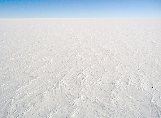 Het hooggelegen vlak en extreem koud Antarctisch Plateau bij Dome C
