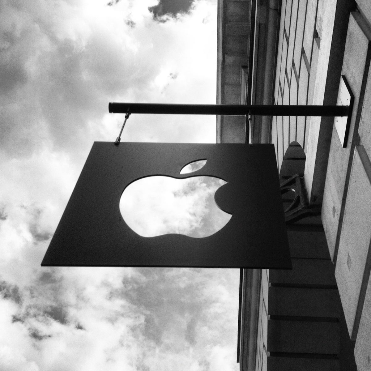 File:Apple Store sign in Covent Garden (7679988780).jpg - Wikimedia Commons