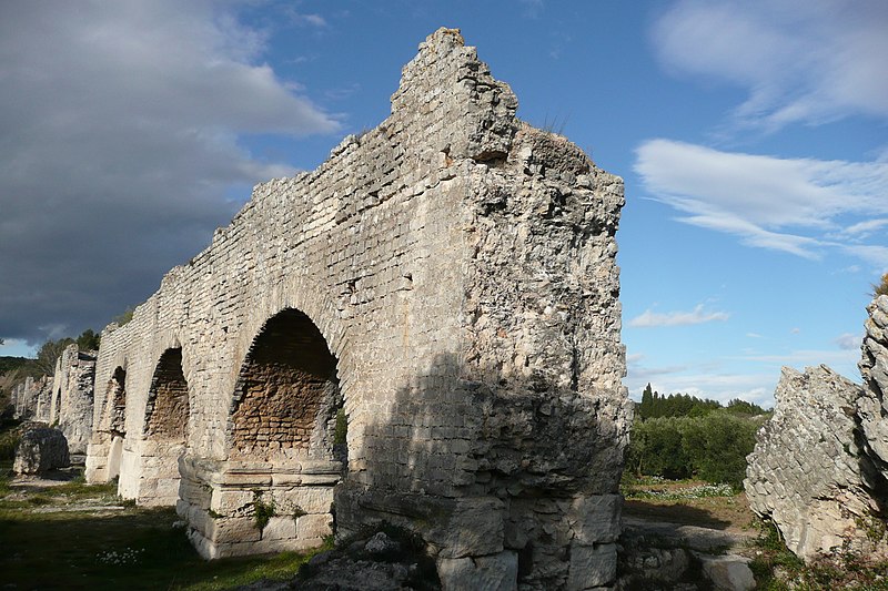 File:Aqueduc Romain près de Fontvieille 2.JPG