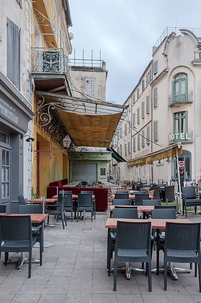 File:Arles Place du Forum Café Terasse 2015 hk.jpg