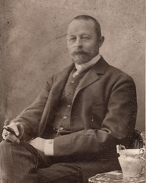 File:Ateliér Heinrich Eckert Praha - Alain de Rohan sedící v křesle.jpg
