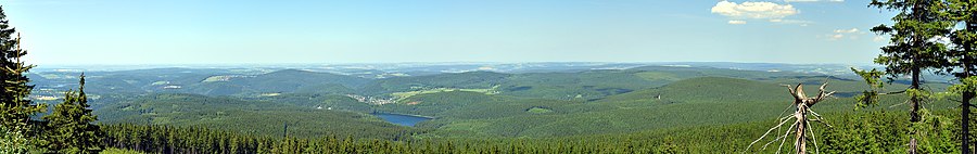 Auersberg: Lage und Geologie, Flora des Auersberges, Geschichte des Aussichtsturmes auf dem Berg