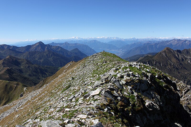 File:Auf dem Gipfel des Monte Marmontana.jpg