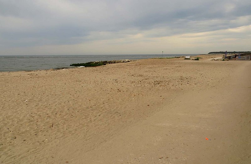 File:Avon Beach in Mudeford - geograph.org.uk - 4377889.jpg