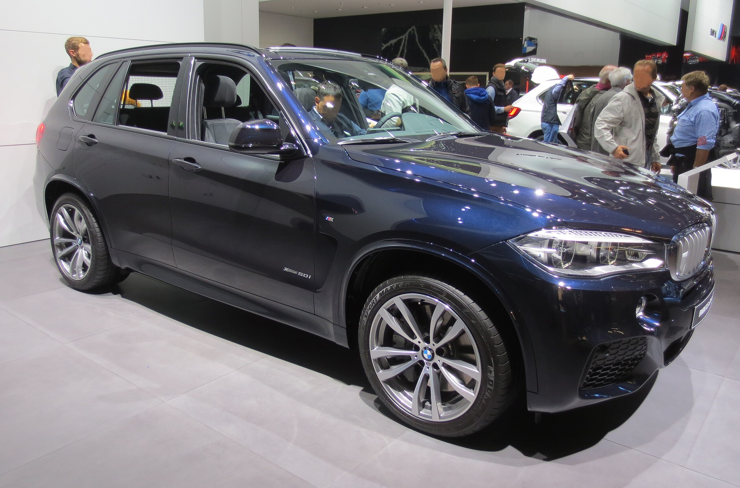 https://upload.wikimedia.org/wikipedia/commons/thumb/b/bd/BMW-X5-F15_Front.JPG/2560px-BMW-X5-F15_Front.JPG