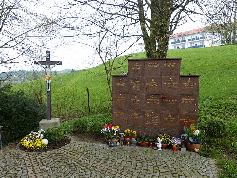 File:Bad Grönenbach Friedhof Stiftsberg - Urnenstelen 02.JPG