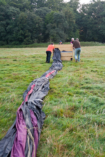 File:Ballonfahrt Köln 2013 – Bodenstation – Impressionen vor dem Start und nach der Landung 38.jpg