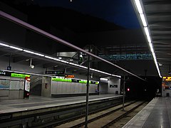 L'estació de metro de nit, de les poques en superfície