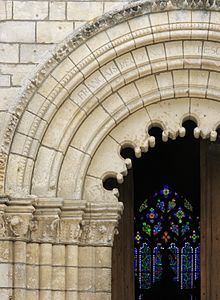 Façade de l'abbatiale Saint-Étienne de Bassac. Détail du portail