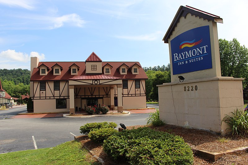 File:Baymont Inn & Suites, Helen.jpg