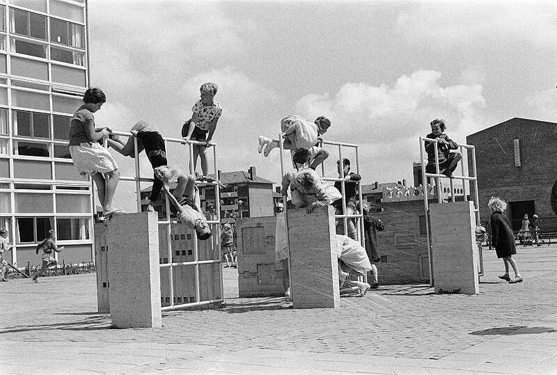 File:Beeldhouwwerken bij Permanente scholen in Amsterdam, jeugd bij spelplastiek, Bestanddeelnr 911-4184.jpg