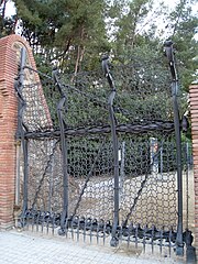 Porta de Sant Josep de la Muntanya, obra de Francesc Berenguer[97]