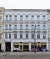 Mietshaus mit Läden in geschlossener Bebauung