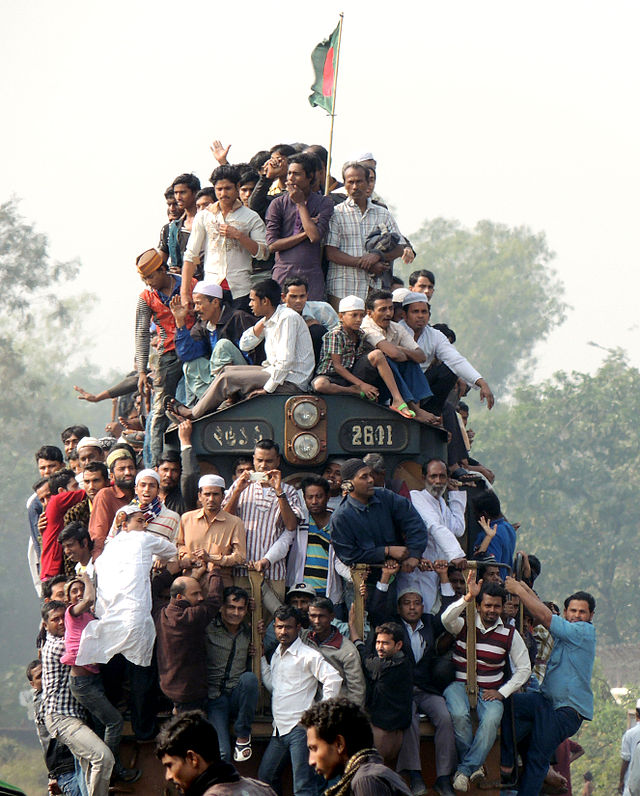 640px-Bishwa_Iztema_2013_Phase_II_on_train_01_by_Mayeenul_Islam.jpg